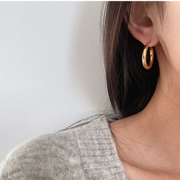 14K Gold 18mm Hoop Earrings - Picture 7 of 8